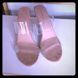 Woman’s shoes size 6.5